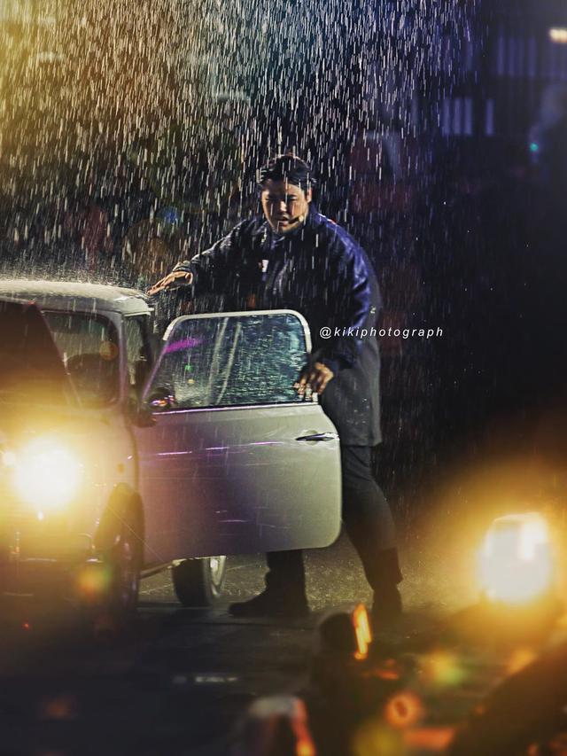 6 Potret Romantis Ayu Ting Ting dan Ivan Gunawan di Bawah Rintik Hujan