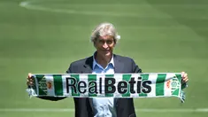 Pelatih Real Betis asal Chile, Manuel Pellegrini tersenyum saat berpose selama presentasinya sebagai pelatih baru di stadion Benito Villamarin di Seville (13/7/2020). Eks pelatih Real Madrid ini dikontrak Real Betis mulai musim depan dengan ikatan kontrak sampai 2023. (AFP/Cristina Quicler)
