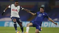 Gelandang Tottenham Hotspur, Steven Bergwijn (kiri), berebut bola dengan gelandang Chelsea, Mateo Kovacic dalam laga lanjutan Liga Inggris 2020/21 di Stamford Bridge, Minggu (29/11/2020) waktu setempat. Tottenham bermain imbang 1-1 dengan Chelsea. (AFP/Matthew Childs/Pool)