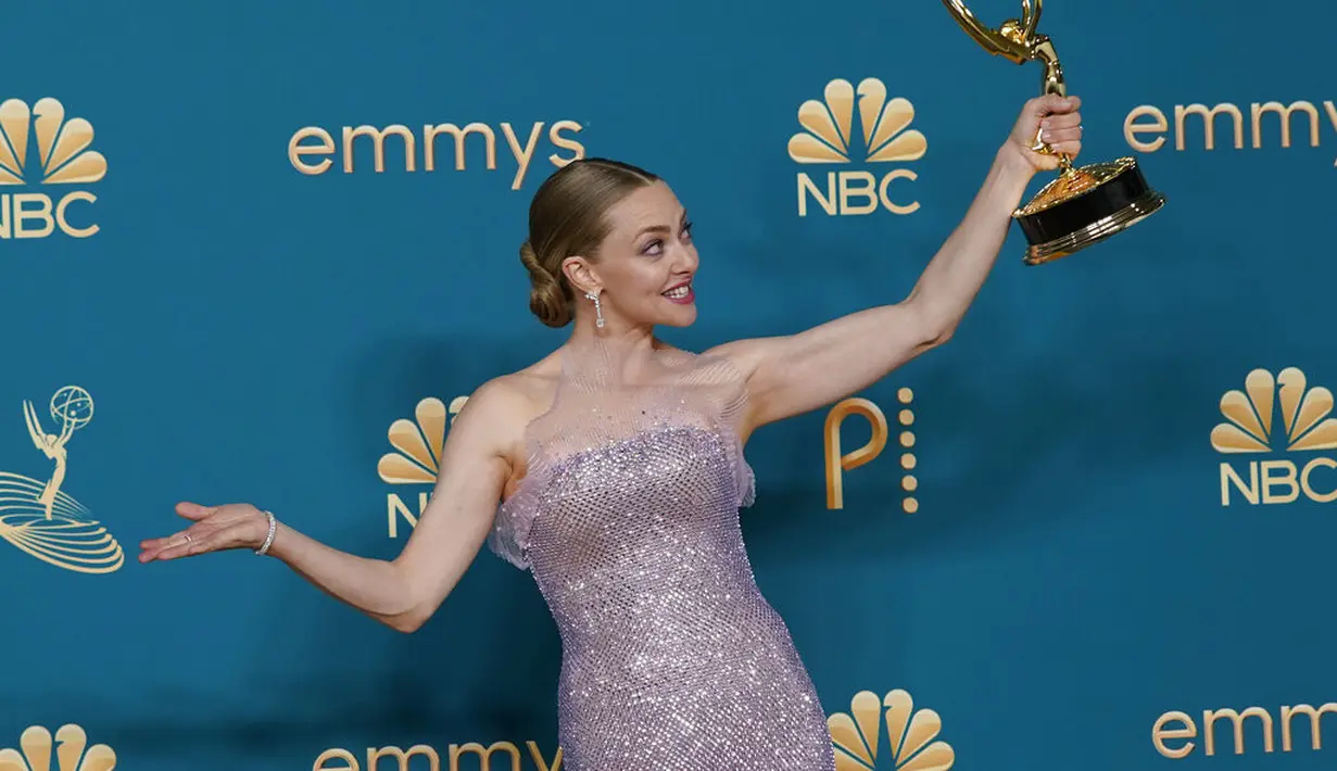 Amanda Seyfried dalam Emmy Awards 2022. (Foto: AP Photo/Jae C. Hong)