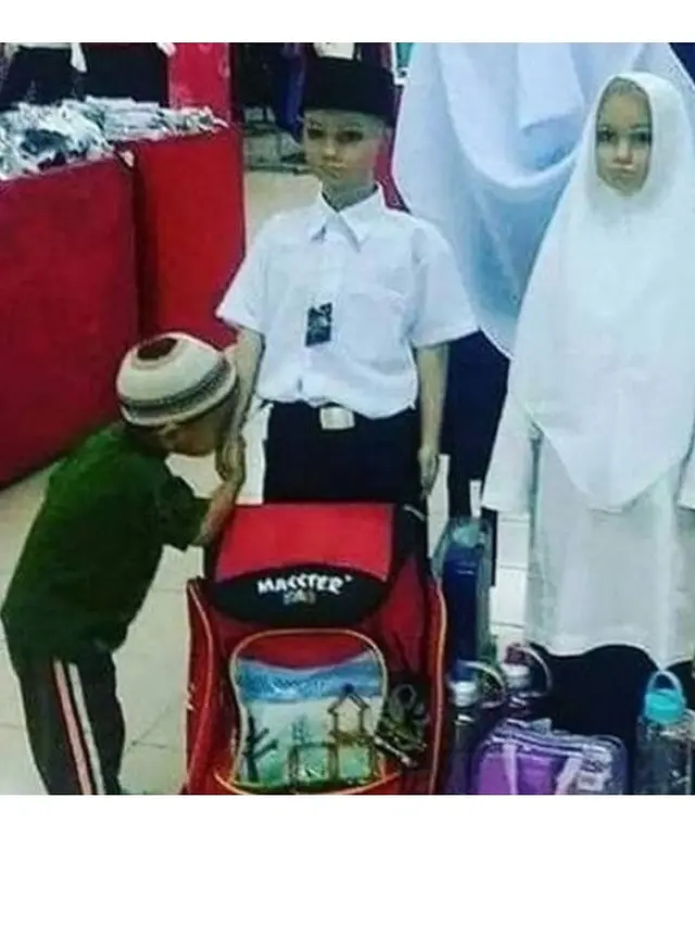 6 Tingkah Polos Ini Jadi Bukti Orang Indonesia Sangat Sopan Santun, Kocak