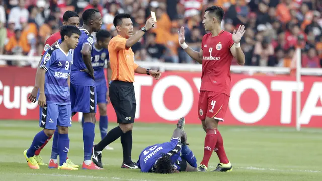 Bek Persija Jakarta, Ryuji Utomo, mendapat kartu kuning saat melawan Becamex Binh Duong pada laga Piala AFC. (Bola.com/M. Iqbal Ichsan)