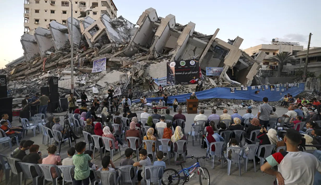 Musisi Palestina tampil di puing-puing Menara Hanadi di Kota Gaza (2/6/2021). Acara diselenggarakan oleh Komite Pemuda dan Kebudayaan Palestina lebih dari seminggu setelah gencatan senjata mengakhiri 11 hari permusuhan antara Israel dan Hamas. (AFP Photo/Mohammed Abed)