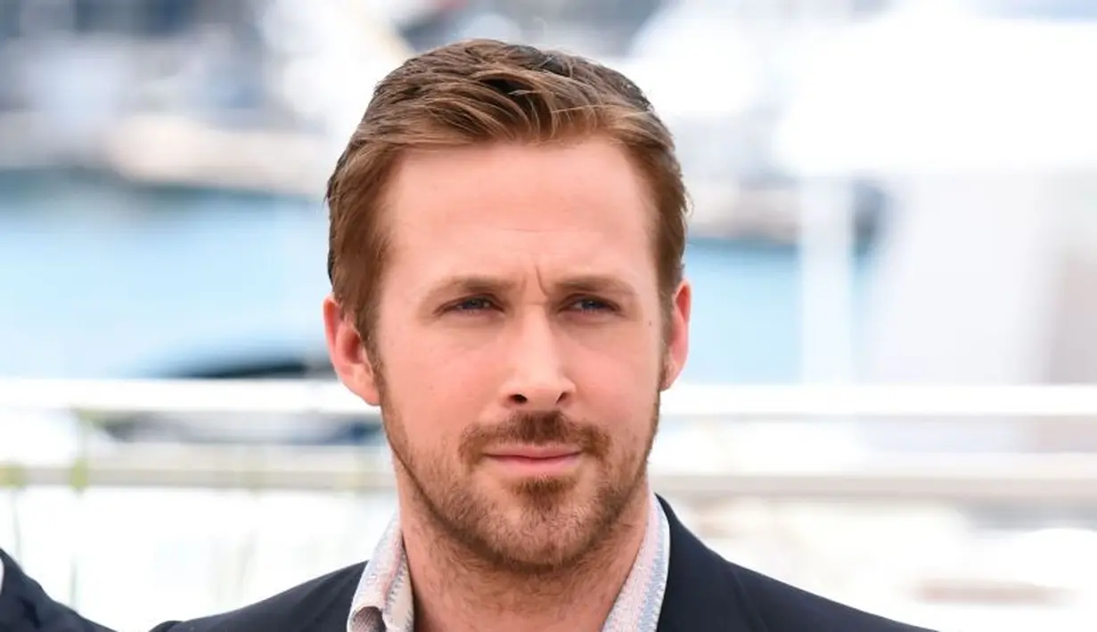 Ryan Gosling melihat pertengkaran yang terjadi di New York. Pertengkaran dua orang itu sangat sengit. Ia pun melerai keduanya. (IndieWire)