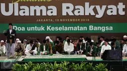 Presiden RI Joko Widodo memberikan pidato politiknya saat menghadiri acara Silaturahim Ulama Rakyat, Jakarta, Sabtu (12/11). Acara tersebut di hadiri 10.000 umat muslim untuk berdoa bagi keselamatan Bangsa Indonesia. (Liputan6.com/Johan Tallo)