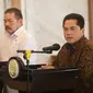 Menteri BUMN Erick Thohir (tengah) bersama Jaksa Agung ST Burhanuddin (kiri) saat menyampaikan keterangan usai pertemuan terkait penyerahan pengelolaan aset perkara Jiwasraya dan Asabri dari Kejaksaan Agung kepada Kementerian BUMN di Gedung Kejaksaan Agung, Jakarta, Senin (6/3/2023). Dalam pertemuan tersebut, Erick Thohir mengungkapkan ada penemuan kasus baru untuk diproses dan diselidiki oleh Kejaksaan Agung. (Liputan6.com/Faizal Fanani)