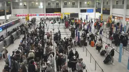 Pesawat jatuh tak lama setelah lepas landas. Saksi mata melaporkan asap tebal mengepul dari daerah Meghani di luar batas pagar pengaman bandara Ahmedabad, India. Tampak dalam foto, pemandangan di sebagian aula keberangkatan yang digunakan oleh Air India di Bandara Gatwick dekat London, Inggris, Kamis 12 Juni 2025. (AP/Kin Cheung)