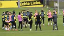 Kepala pelatih Borussia Dortmund, Edin Terzic berbicara dengan timnya selama sesi latihan sebelum leg kedua perempat final Liga Champions antara di Dortmund, Jerman, Selasa (13/4/2021).  Borussia Dortmund akan menjamu Manchester City pada Kamis, 15 April 2021 dinihari WIB. (AP Photo/Martin Meissner)