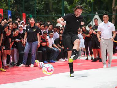 Legenda Borussia Dortmund, Roman Weidenfeller menendang bola saat Bundesliga Common Ground yang berlangsung di RPTRA Bhinneka, Pesanggrahan, Jakarta Selatan, Sabtu (11/02/2023). (Bola.com/Bagaskara Lazuardi)