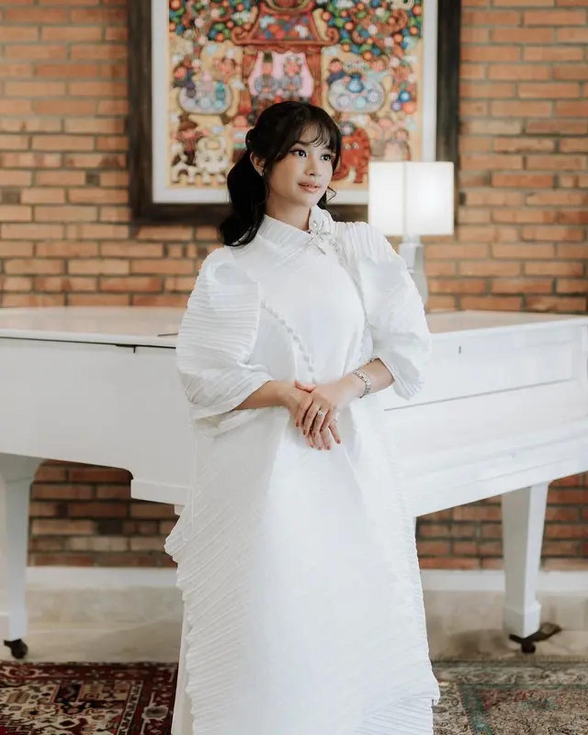 6 Potret Detail Outfit Adira Kania di Pengajian Jelang Nikah, Penuh Makna Spiritual