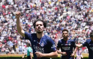 Pemain PSG, Vitinha, melakukan selebrasi setelah mencetak gol ke gawang Atletico Madrid dalam laga pembuka Grup B Piala Dunia Antarklub 2025 di Stadion Rose Bowl, Pasadena, Senin (16/6/2025) dini hari WIB. (AP Photo/Jae Hong)