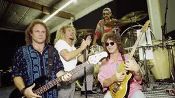 Anggota Van Halen, dari kiri, kiri, Michael Anthony, gitar bass, Sammy Hagar, penyanyi utama, Alex Van Halen, drum, dan Eddie Van Halen, gitar utama muncul di Los Angeles pada 17 Januari 1993. Eddie Van Halen meninggal di umur 65 tahun. (AP Photo/Kevork Djansezian, File)