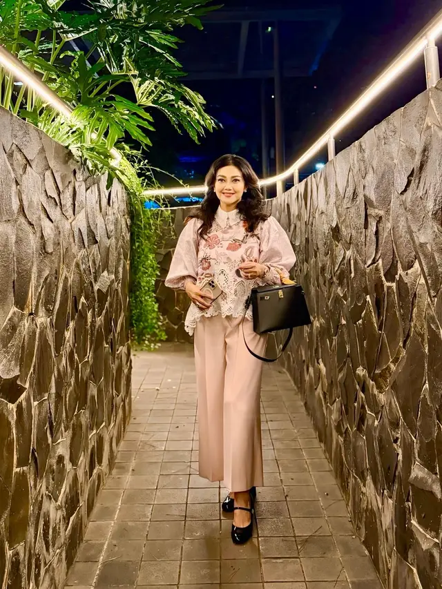 Inspirasi Outfit Batik ala Bella Saphira