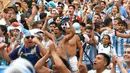 Suporter Argentina merayakan gol timnas sepak bola mereka saat melawan Polandia pada pertandingan Piala Dunia 2022 yang diselenggarakan oleh Qatar di Buenos Aires, Argentina, 30 November 2022. Argentina lolos ke babak 16 besar Piala Dunia 2022 dengan status juara Grup C usai mengalahkan Polandia 2-0. (AP Photo/Gustavo Garello)