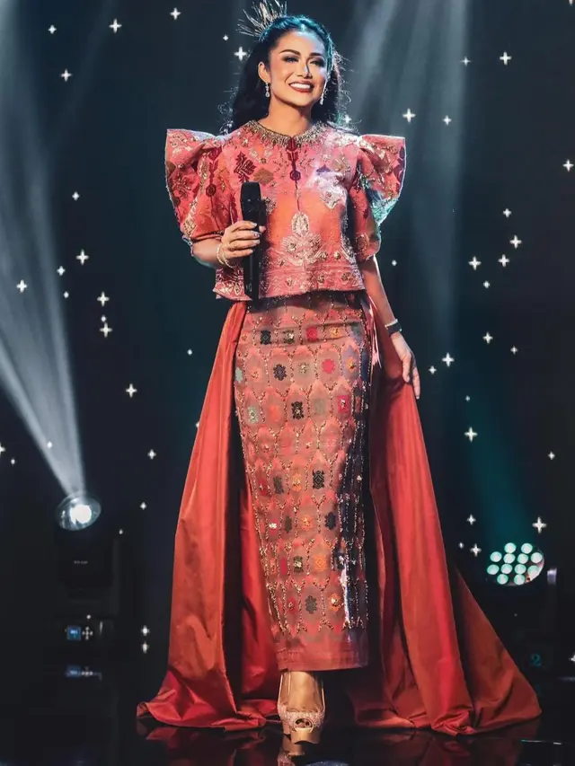Krisdayanti Tampil Memesona dengan Kebaya Tradisional (Instagram/@krisdayantilemos)