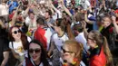 “Super Deutschland ole ole.. super Deutschland ole ole,” teriak para fans merayakan kemenangan tim Jerman atas Slovakia. (Bola.com/Vitalis Yogi Trisna)