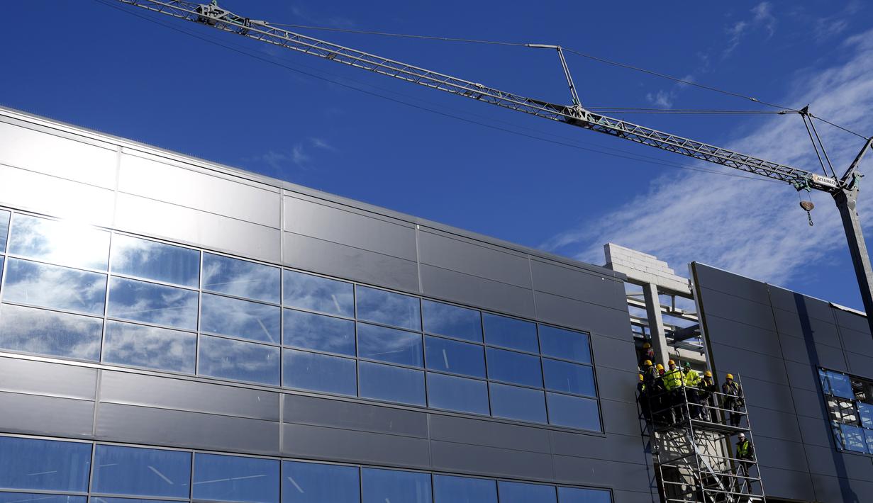 Staf bandara menunggu kedatangan Novak Djokovic di depan terminal VIP di bandara Nikola Tesla di Beograd, Senin (17/1/2022). Petenis nomor satu dunia Novak Djokovic diperkirakan akan tiba di ibu kota Serbia setelah dideportasi dari Australia terkait status vaksinasinya (AP Photo/Darko Vojinovic)