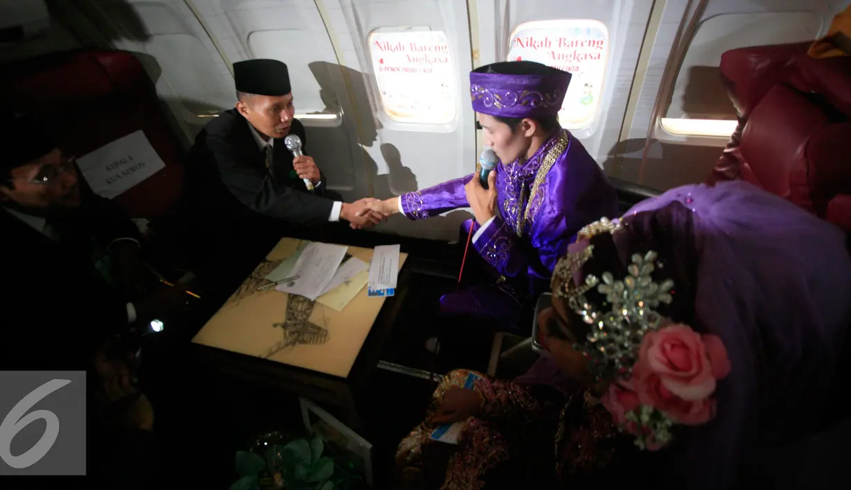 Penghulu menikahkan sepang mempelai pada prosesi nikah massal di kampus STTKD, Yogyakarta, Senin (4/4/2016). Sebanyak 21 pasangan pengantin mengikuti nikah bareng angkasa di atas pesawat boing. (Liputan6.com/Boy Harjanto)