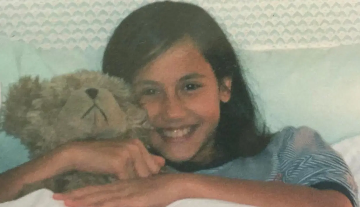 Selanjutnya adalah foto saat Pevita mulai beranjak remaja. Senyuman Pevita ternyata sudah khas dari kecil ya? (Instagram/pevpearce)