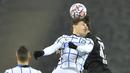 Pemain Inter Milan, Nicolo Barella, duel udara dengan pemain Borussia Moenchengladbach, Florian Neuhaus, pada laga Liga Champions di Stadion Borussia Park, Rabu (2/12/2020). Inter Milan menang dengan skor 3-2. (AP/Martin Meissner)