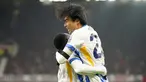 Pemain Brighton, Kaoru Mitoma merayakan golnya ke gawang Manchester United pada laga lanjutan Liga Inggris 2024/2025 yang berlangsung di Old Trafford, Manchester, Inggris, Minggu (19/01/2025). (AP Photo/Dave Thompson)