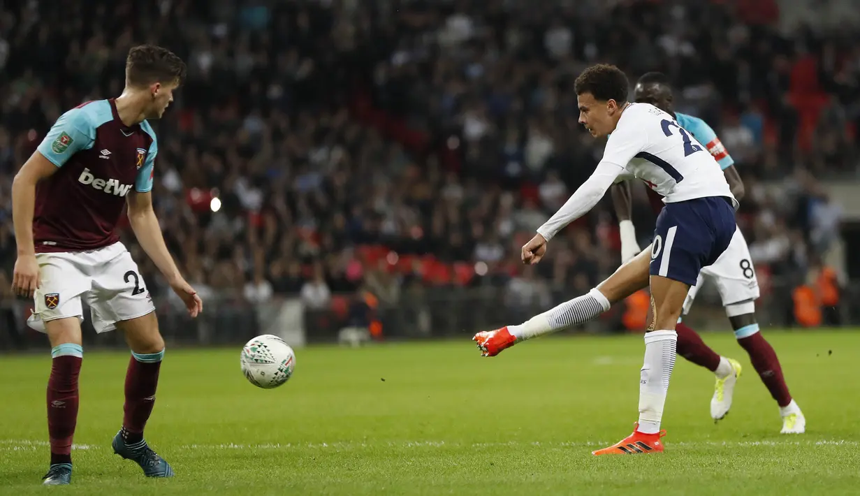 Gelandang Tottenham Hotspur, Dele Alli, melepaskan tendangan ke gawang West Ham United pada laga Piala Liga Inggris di Stadion Wembley, Rabu (25/10/2017). West Ham United menang 3-2 atas Tottenham Hotspur. (AP/Kirsty Wigglesworth)