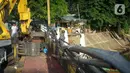 Kondisi pagar jembatan yang rusak di kawasan Bukit Duri, Jakarta, Jumat (21/2/2020). Pagar yang rusak akibat penanganan sampah banjir tersebut hingga kini belum juga diperbaiki. (Liputan6.com/Immanuel Antonius)