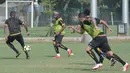 Boaz Solossa mencoba melewati rekannya pada sesi latihan Persipura Jayapura di Lapangan ABC Senayan, Jakarta, (9/5/2018). Persipura akan bertandang kemarkas Persib Bandung 12 mei 2018. (Bola.com/Nick Hanoatubun)