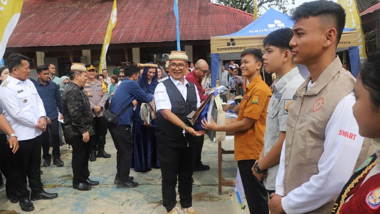 Pj Gubernur Kaltim Sapa Pelajar dan Salurkan Bantuan di Mahakam Ulu