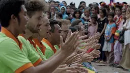 Gaya para peserta pertukaran pelajar Indonesia - Canada saat membawakan tarian saman asal Aceh dalam acara "Tidung Festival 2015" yang digelar di Pulau Tidung, Kepulauan Seribu, Jakarta, Sabtu (7/3/2015). (Liputan6.com/Andrian M Tunay)