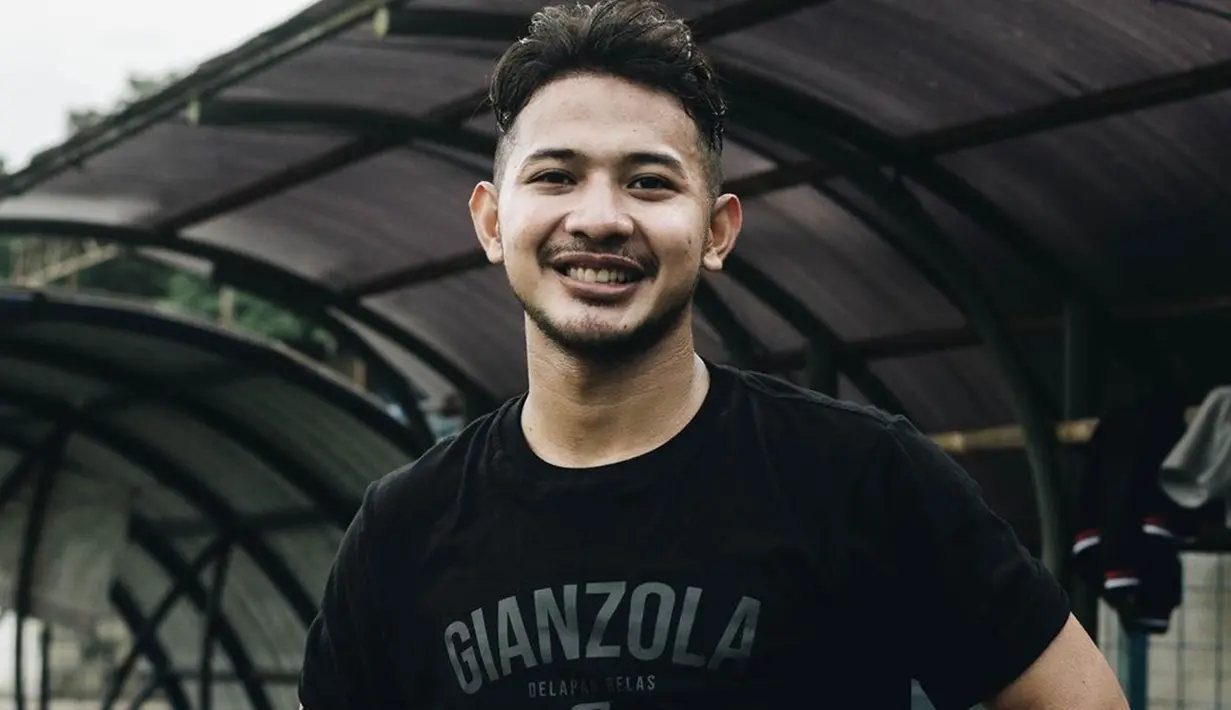Saat tidak di lapangan hijau, pemilik nama lengkap Gian Zola Nasrulloh Nugraha menghabiskan watku dengan hangout. Kali ini penampilan Gian Zola pun terlihat santai dengan kaus hitam, namun kesan keren tetap terlihat pada dirinya.(Liputan6.com/IG/@gianzolanasrullohnugraha)