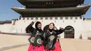 Tak lengkap rasanya, liburan ke Korea Selatan tanpa ke Gyeongbok-gung Palace sambil kenakna hanbok [@shireensungkar]