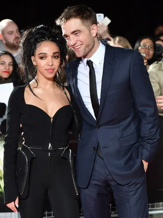 [Bintang] Robert Pattinson dan FKA Twigs