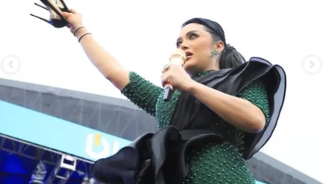 Krisdayanti Kasih Sepatu Mewahnya ke Penonton Saat Konser, Berapa Harganya?