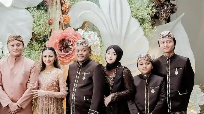 Gaya Elegan Keluarga Sule di Tasyakuran 7 Bulan Kehamilan Mahalini: Inspirasi Busana Tradisional Modern