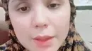 Meski sedang berjerawat, paras cantik istri Indra Bekti ini tak memudar sedikitpun. Wajah Aldila Jelita tampak terlihat lebih glowing saat tanpa memakai makeup. (Liputan6.com/IG/@dhila_bekti)
