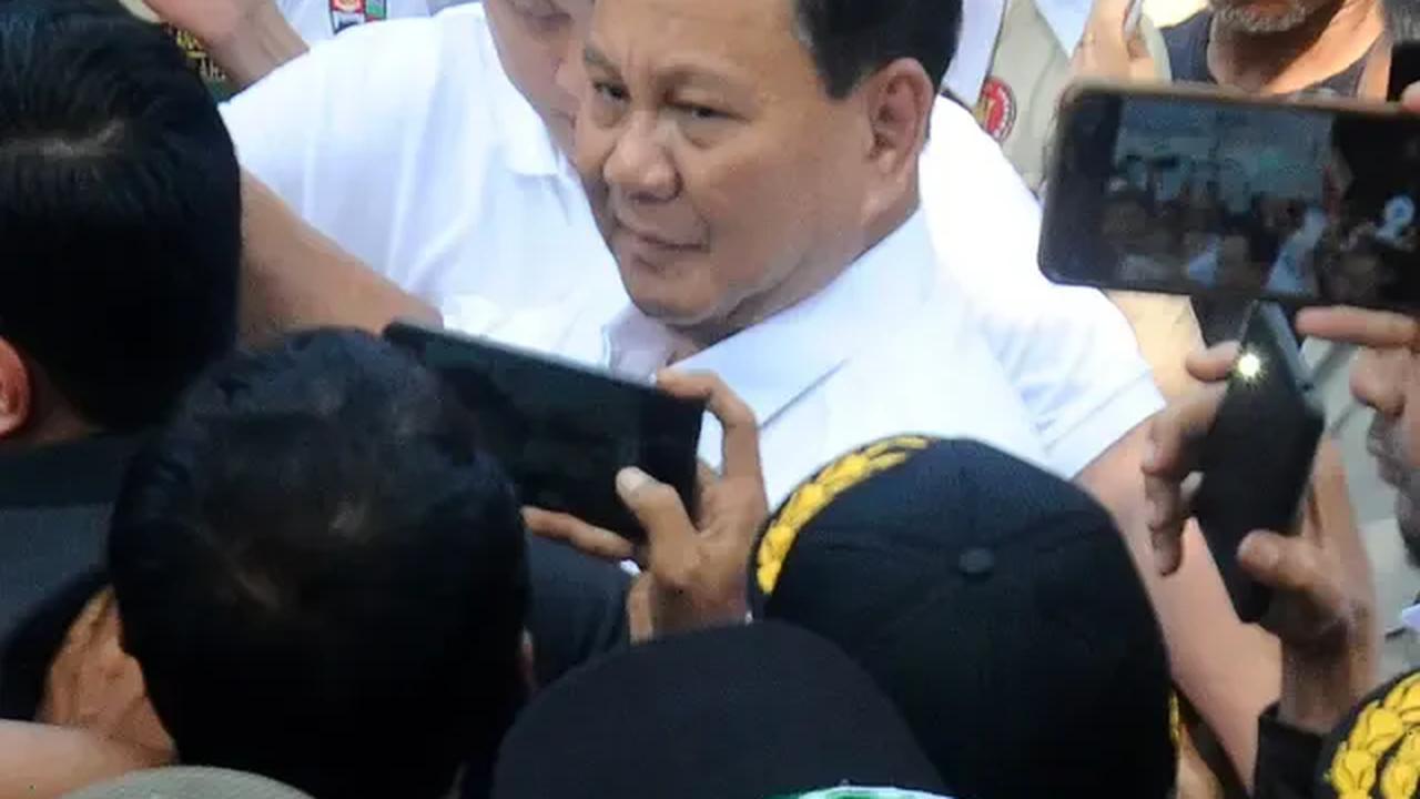 "Dan itu persis juga cita-cita saya dari kecil. Bahwa keadaan dan situasi membuat waktu itu kita berhadapan, bukan karena kita ingin berhadapan, situasi membuat begitu," ungkap Prabowo.