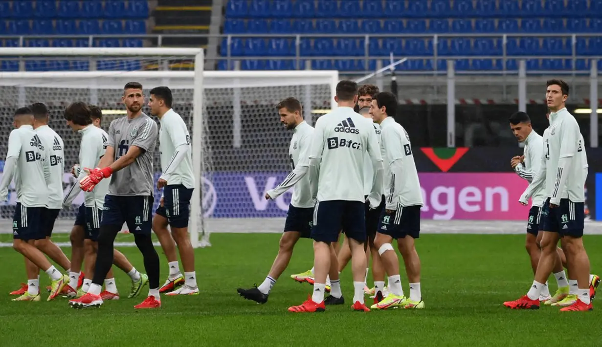Kiper Spanyol Unai Simon (kelima kiri) dan rekan satu timnya menghadiri sesi latihan jelang pertandingan semifinal UEFA Nations League melawan Italia di Stadion San Siro, Milan, Italia, 5 Oktober 2021. Spanyol akan menghadapi Italia pada semifinal UEFA Nations League. (FRANCK FIFE/AFP)
