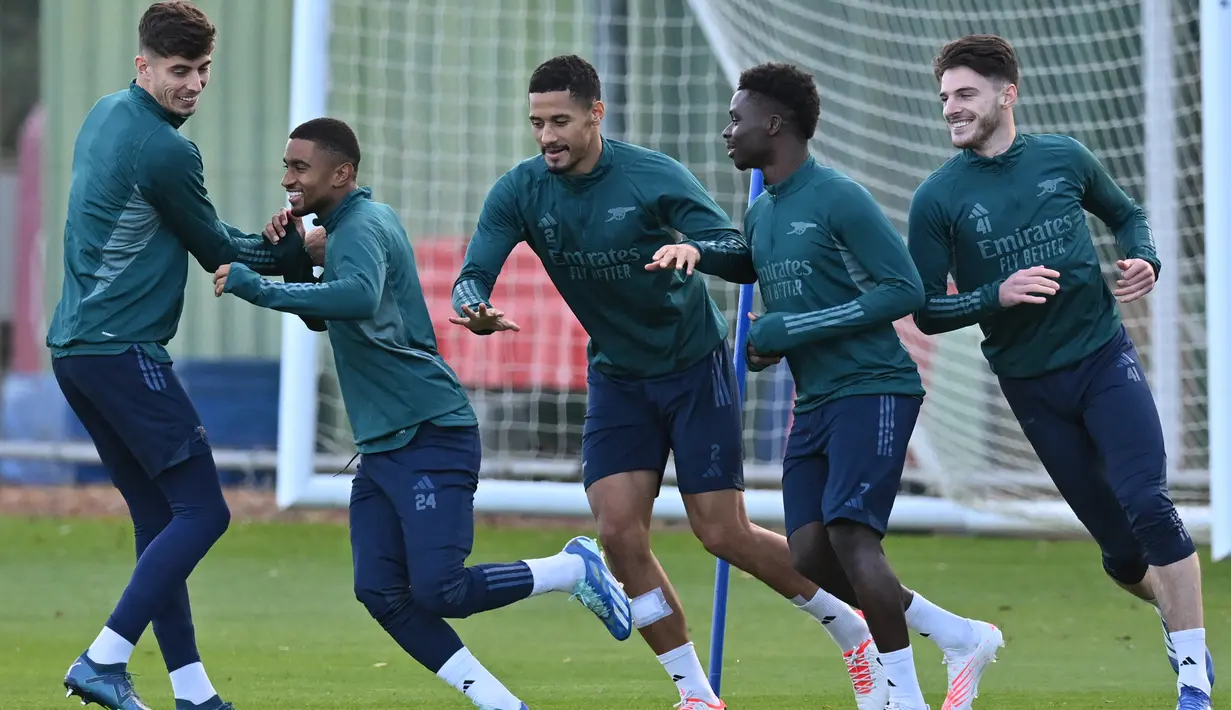 Pemain Arsenal Kai Havertz, Reiss Nelson, William Saliba, Bukayo Saka dan Declan Rice ambil bagian dalam sesi latihan tim menjelang pertandingan Liga Champions, di fasilitas latihan Arsenal di London utara, Selasa (7/11/2023). (Glyn KIRK / AFP)