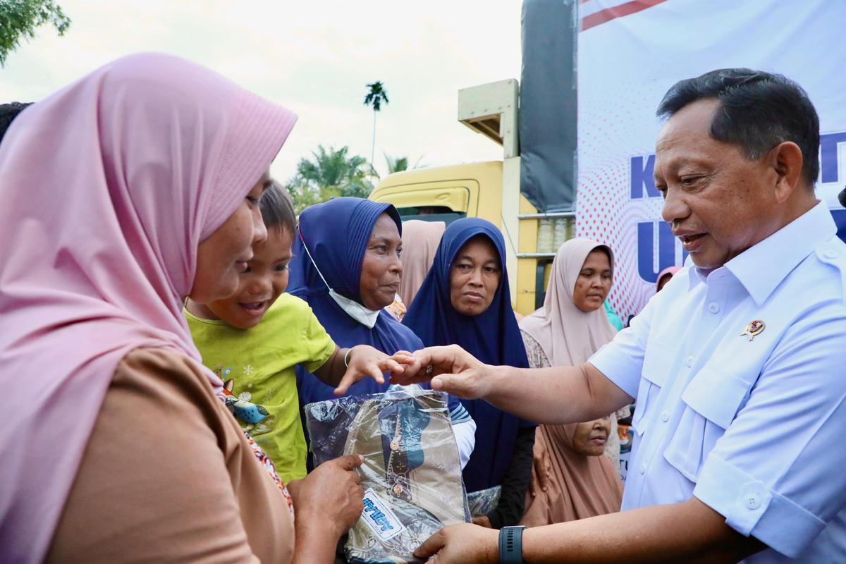 Mendagri Serahkan Bantuan ke Desa Geudumbak Kecamatan Langkahan, Aceh Utara