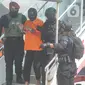 Densus 88  Mabes Polri membawa teroris usai tiba di Bandara Soekarno-Hatta, Tangerang Banten, Kamis (4/1/2021). Sebanyak 26 terduga teroris tertangkap petugas Densus 88 di Makassar dan Gorontalo. (merdeka.com/Arie Basuki)