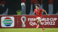 Pemain Timnas Indonesia U-19, Ferdiansyah Cecep Surya menggiring bola&nbsp;saat matchday ketiga Grup A Piala AFF U-19 2022 antara Timnas Indonesia U-19 melawan Timnas Thailand U-19 di Stadion Patriot Candrabhaga, Bekasi, Jawa Barat, Rabu (06/07/2022). (Bola.com/Bagaskara Lazuardi)