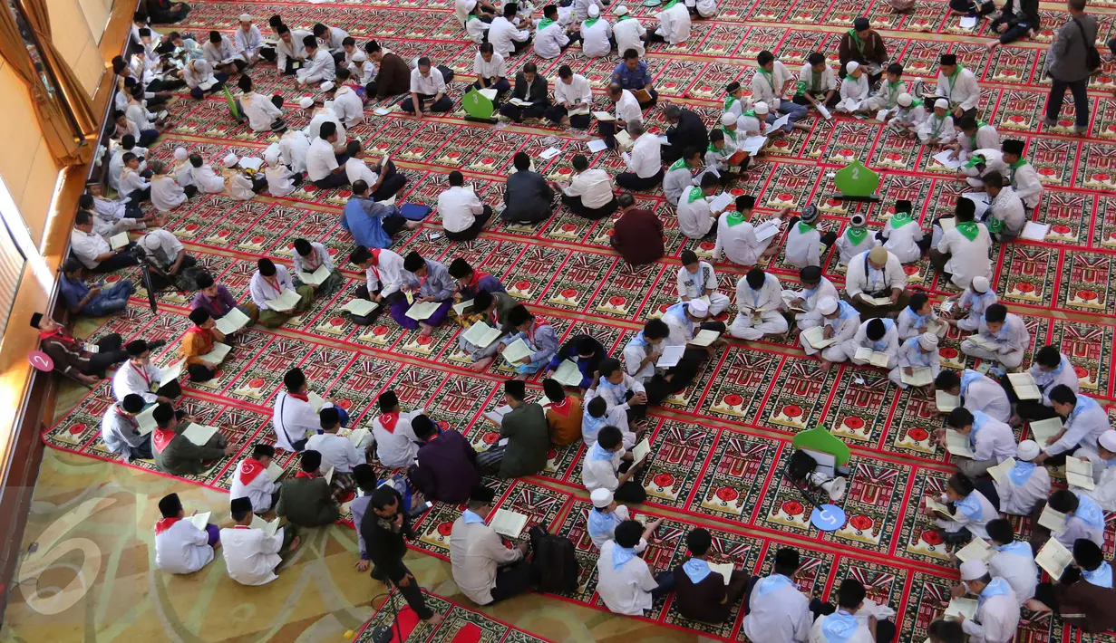 Suasana saat sejumlah santri membaca ayat suci Al Quran di Gedung Pertamina, Jakarta, Kamis (23/6). Dalam rangka peringatan Nuzulul Quran, Pertamina bersama 27.218 anak yatim se-Jakarta membaca kitab suci Al Quran hingga khatam.(Liputan6.com/Angga Yuniar)