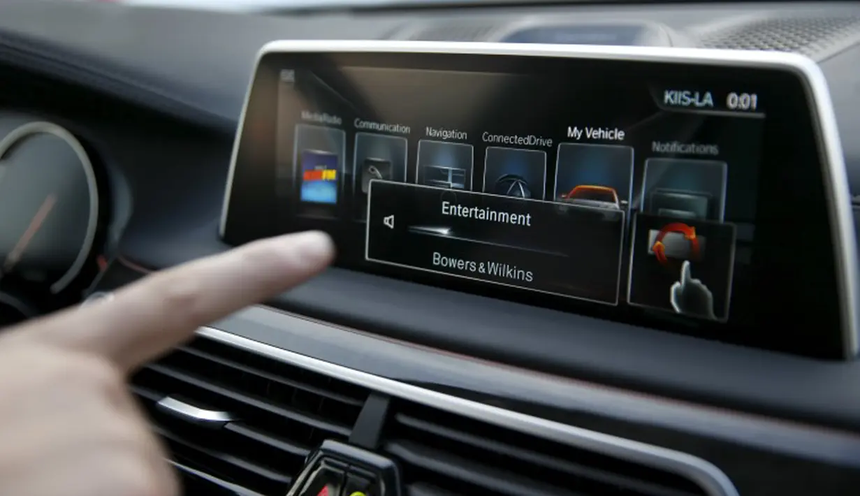 Layar audio yang ada di mobil BMW i selama pameran di CES 2016, Las Vegas, Nevada, Januari, (7/1). Mobil ini dijadikan visi mobil masa depan yang akan diproduksi oleh Perusahaan Otomotif Jerman ini. (REUTERS / Steve Marcus)