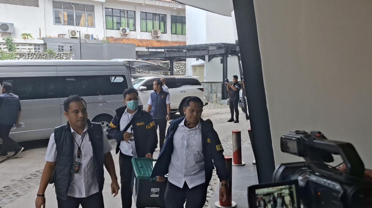 Polisi bawa barang bukti kasus Febrie Adriansyah ke Kejagung.
