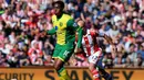 Gelandang Norwich City Leroy Fer (kiri) berhasil melewati gelandang Stoke City Irish Stephen Ireland (kanan) pada pertandingan sepak bola Liga Inggris antara Stoke City vs Norwich City di Stadion Britannia (29/09/13). (AFP/Paul Ellis)