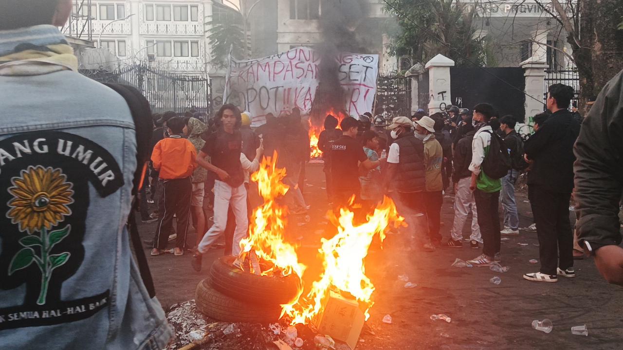 Memanas, Massa Pendemo di DPRD Jabar Lempar Molotov Teriak 'Revolusi