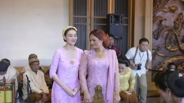 6 Potret Manis Zahwa Massaid Berkebaya Pink, Tak Kuasa Tahan Tangis saat Restui Aaliyah Massaid untuk Dilangkahi
