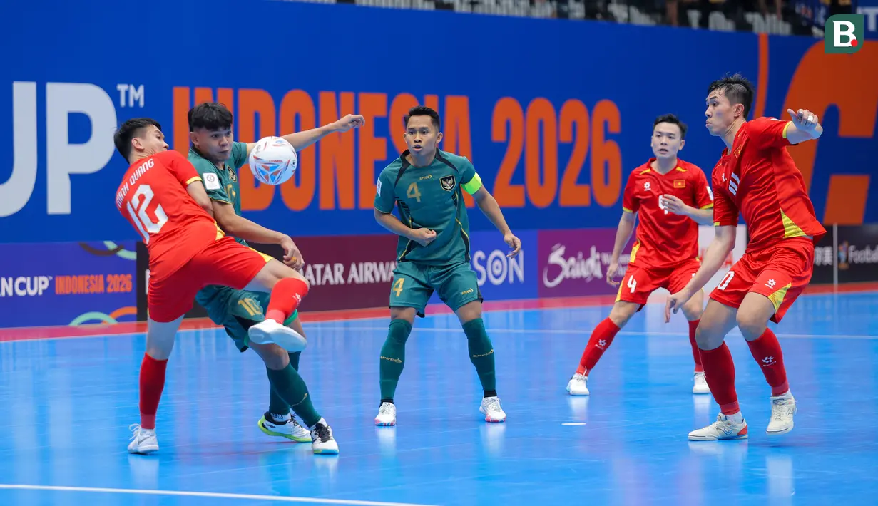 Para pemain Timnas Futsal Indonesia berebut bola dengan pemain Vietnam dalam laga perempat final Piala Asia Futsal 2026 di Indonesia Arena, Senayan, Jakarta, Selasa (03/02/2026). (Bola.com/Bagaskara Lazuardi)