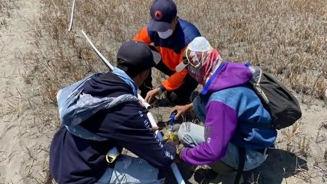 Perbaikan pipa air bersih di kawasan Gunung Bromo. (Istimewa)